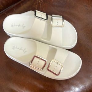 WONDERLY ZURI SANDALS….WHITE…sz 6